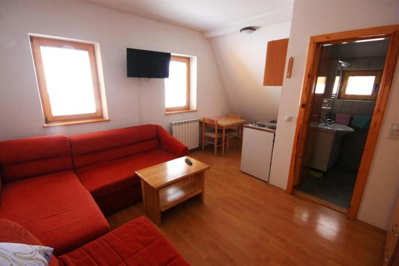 יהורינה Apartments Prijatelji מראה חיצוני תמונה