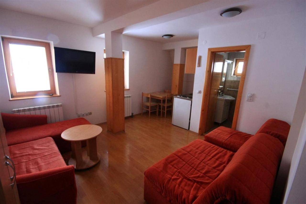 יהורינה Apartments Prijatelji מראה חיצוני תמונה